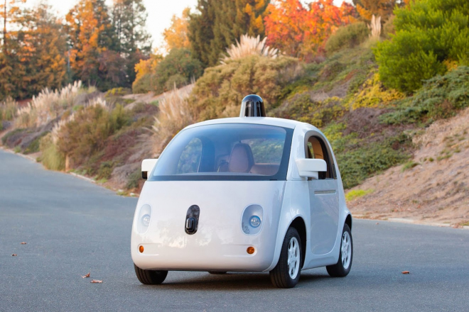 Google představil první funkční vůz s autopilotem, volant a pedály už má