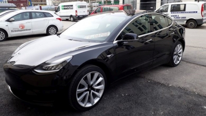 Tesla Model 3 už se dá „načerno” koupit v Evropě. Dali byste za ní tolik?