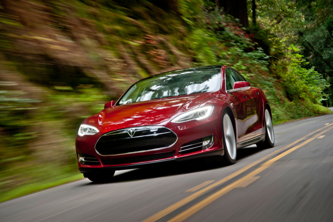 Tesla Model S: baterie lze vyměnit za 90 s, vyjde to 2x dráž než doplnění benzinu