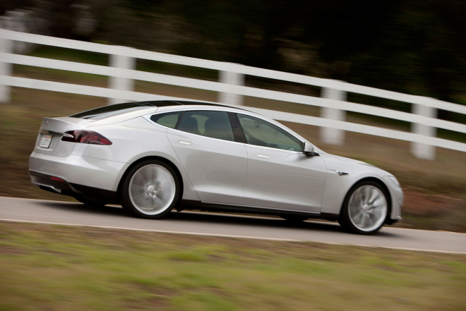Tesla má potíže i v Norsku, 1 100 vozů trpí vadou motoru a převodovky