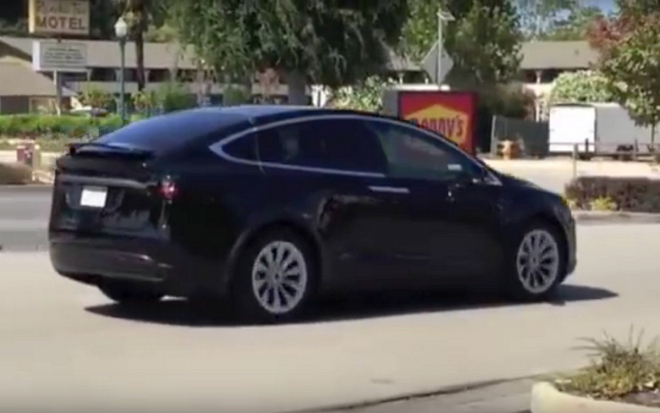 Dvě Tesly Model X natočeny u Superchargeru, vypadají jako hotová auta (video)