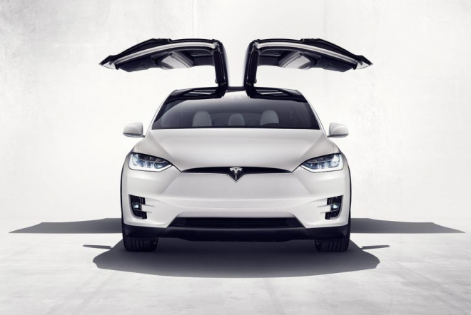 Model X vážně zdržely křídlové dveře, Tesla se teď soudí s jejich dodavatelem