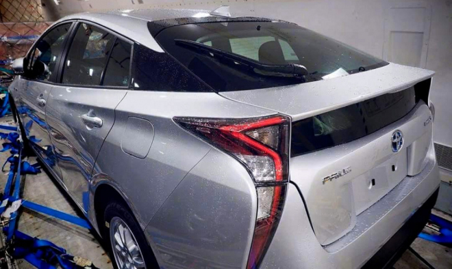 Nová Toyota Prius nafocena bez maskování i z blízka, zádí skoro vyděsí