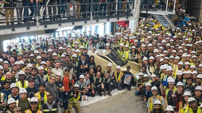 Tesla říká, že spustila výrobu svého autonomního taxíku. Ten ale pořád nefunguje, spíš tak odvádí pozornost od jiných &bdquo;úspěchů&rdquo;