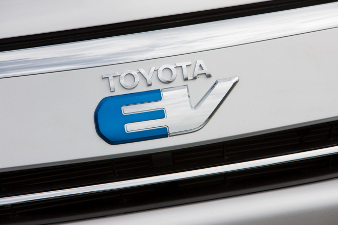 Také Toyota prodala své akcie Tesly, zelená pohádka dostává trhliny