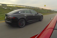 Tesla Model S P85D vs. P85 ve sprintu: 4x4 drtivě vítězí (video)