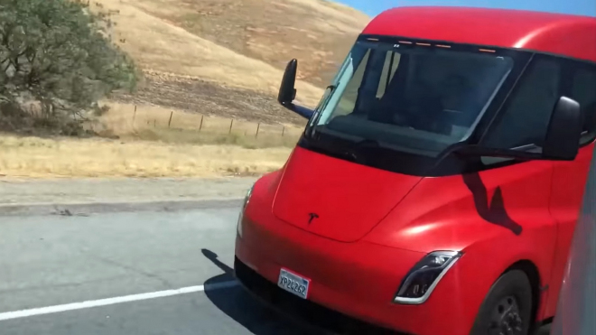 Revoluční tahač Tesly natočen v akci s těžkým nákladem, zvládá ho jako nic