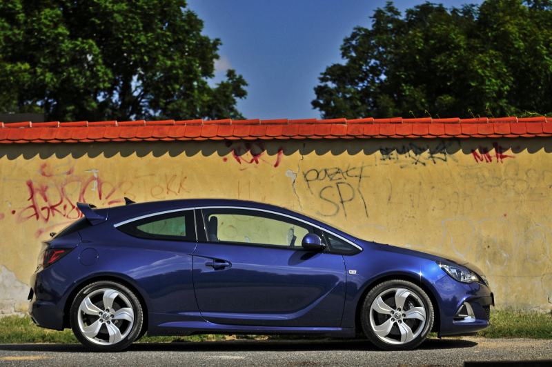 Test_Opel_Astra_OPC_2012_03_800_600.jpg