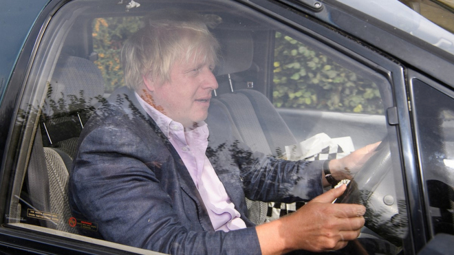 Nový britský premiér používá na denní jezdění 25 let staré, zcela zaneřáděné auto