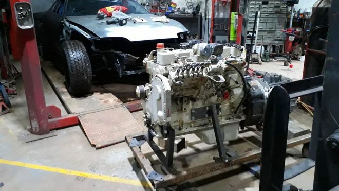 Majitel nacpal do kultovního sporťáku turbodiesel 5,9 a nezůstal jen u toho