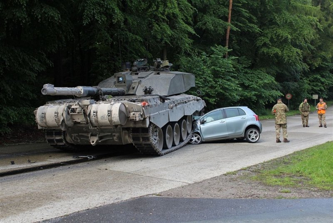 Takhle to dopadne, když na silnici nedáte přednost tanku (foto)