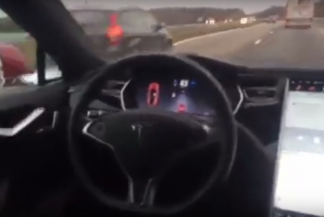 Řidič zkoušel Autopilot Tesly tak, že se rozjel a přelezl na zadní sedadlo (video)