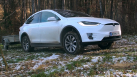 Majitel Tesly Model X ukázal, jak vůz zvládá terén, s přívěsem plným dřeva (videa)