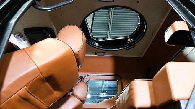 V prodeji se objevilo jedno z nejdrsnějších aut pro běžný provoz, má i střílnu ve střeše