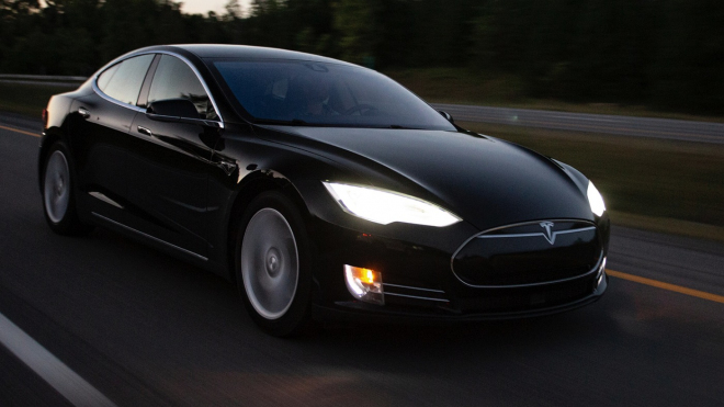 Tesla Model S jela sama po dálnici, když řidič spal na zadních sedadlech