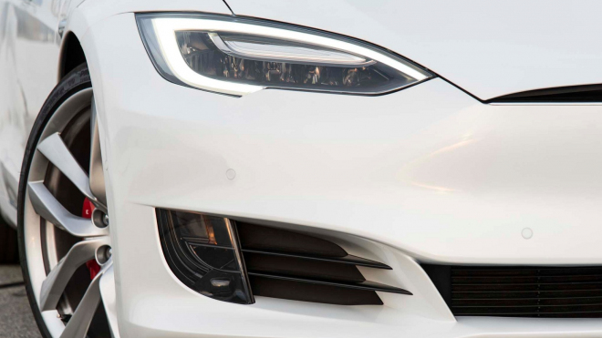 Tesly bourají častěji a dráže než jiná auta, říká statistika. Co za tím vězí?