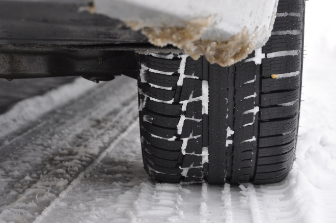 Povinnost používat zimní pneu bude prodloužena, řidiči jsou prý bezradní