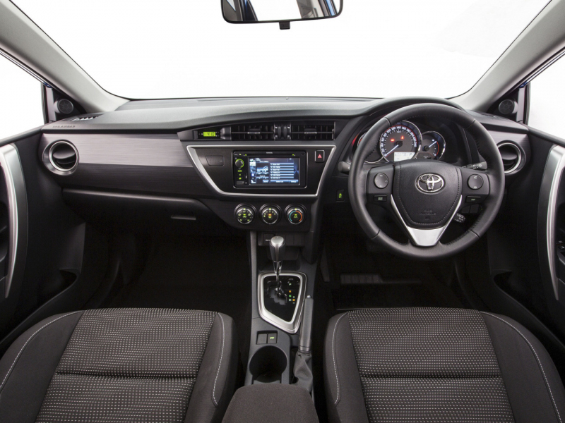 Toyota Corolla Ascent a Levin 2012: nový Auris převlékl kabát - 27 -