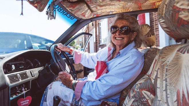 80letá žena sama v kuse odřídila 12 000 km ve starém autě. Neuvěříte, proč musela