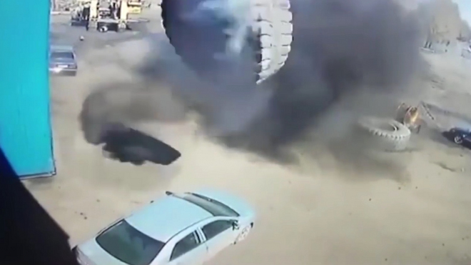 Rusové objevili nový způsob šrotování aut. Stačí jim vzduch a kolo od auta (video)