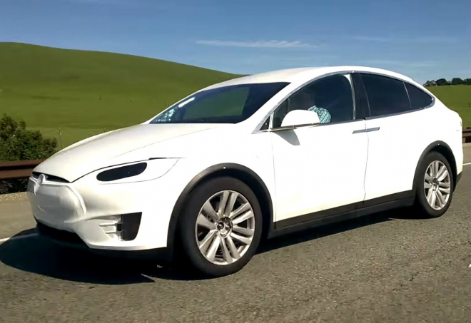 Tesla Model X natočena zblízka při testech, spáry karoserie jsou ohromující
