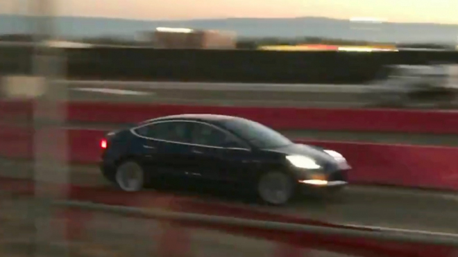 Tesla Model 3 ukázala ostrou akceleraci, tohle někteří dostanou už za 600 tisíc Kč