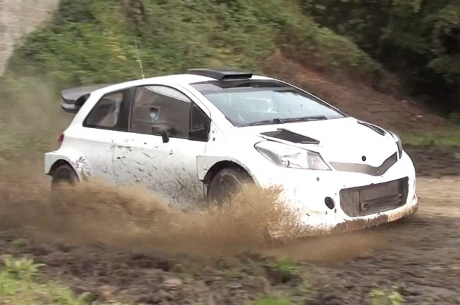 Toyota Yaris WRC testuje na zablácených cestách, závody ale hned tak neokusí (video)