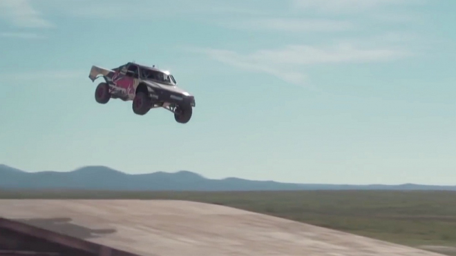 Takhle skončil pokus o nejdelší skok autem v historii, přípravy trvaly roky (videa)