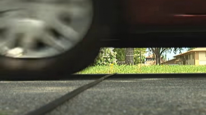 O dovolených můžete na silnicích narazit na tyto zvláštní gumové trubky. K čemu slouží?