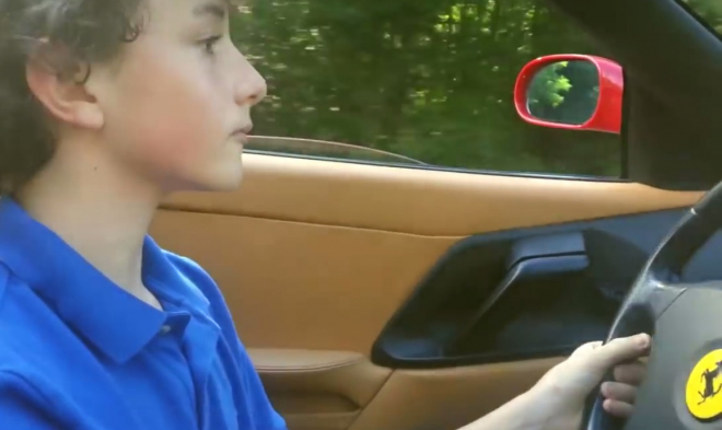 Kdy začít jezdit ve Ferrari? 13letý mladík zvládá manuální F355 GTS s jistotou (video)