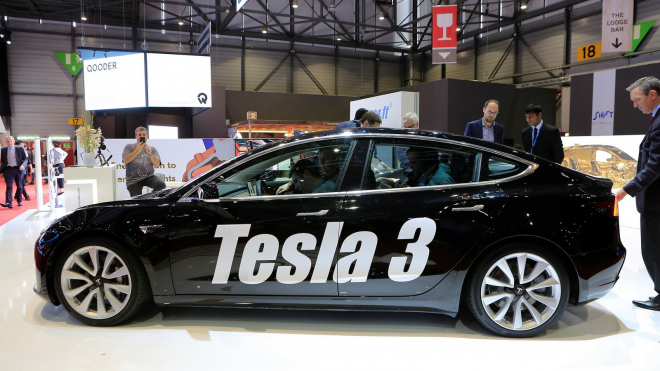 V Ženevě je vystavena Tesla Model 3, i když tam automobilka nemá stánek. Proč?