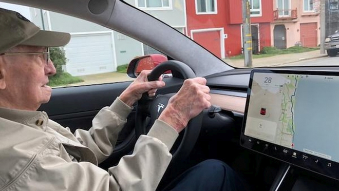 Tento 97letý muž si skutečně koupil Teslu Model 3. Udiví, proč to musel udělat