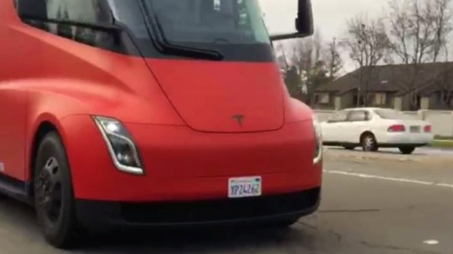 Revoluční tahač Tesly znovu natočen v akci, v červené dělá docela jiný dojem