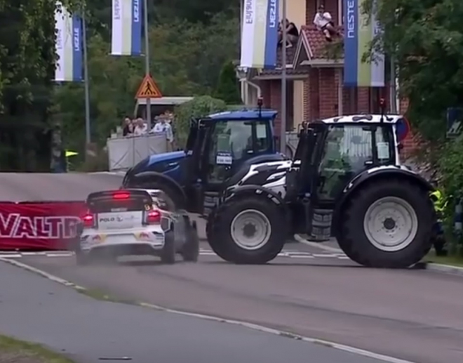 Nulové poučení z Bianchiho nehody: na finské rallye postavili šikanu z traktorů (video)