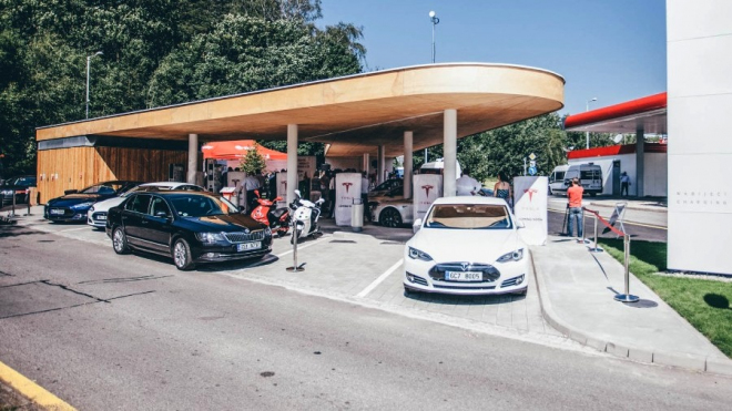 Tesla zpoplatnila blokování Superchargerů, na Čechy si tím nepřijde