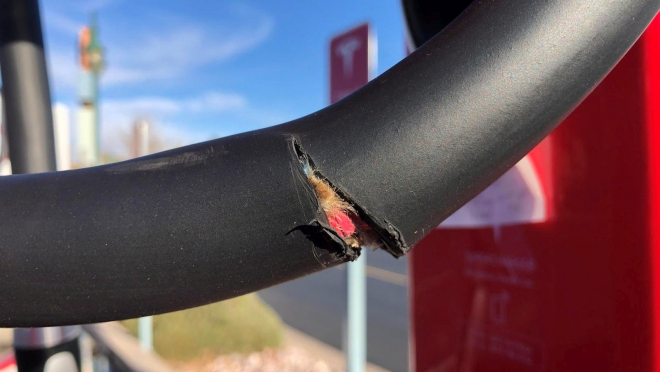 Boj odpůrců elektromobilů proti majitelům aut od Tesly se posunul do další úrovně