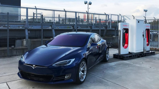 Tesla si Nürburgringu postavila vlastní Supercharger, chce ještě víc než dosud