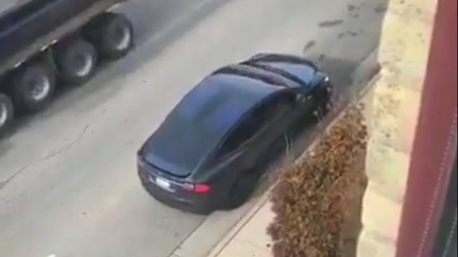 Majitel Tesly našel cestu, jak se elegantně vyhnout pokutám za parkování