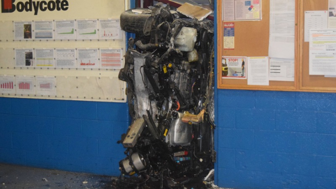 Tohle zbylo z Toyoty Prius po těžké nehodě, ve vysoké rychlosti vlétla do domu