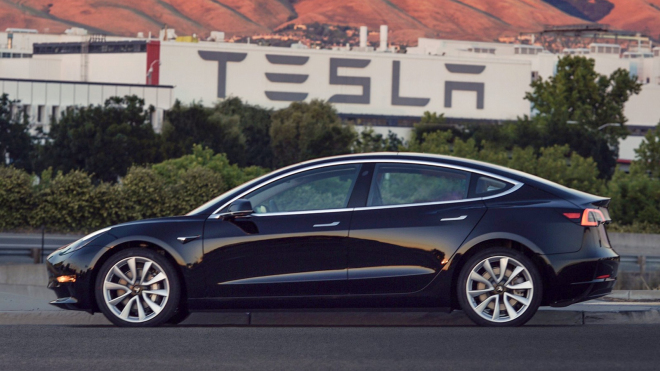 Toto je první sériová Tesla Model 3, šéfové firmy si ji přehazují jak horký brambor