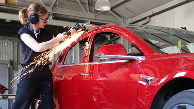 Žena si v garáži sama postavila auto, které Tesla zatím není schopna vyrobit