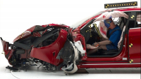 Tesla Model S nepřesvědčila v novém crash testu, je horší než Chevrolet Bolt