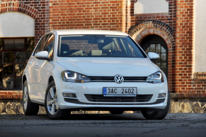 Auta prodává nejefektivněji Volkswagen, vysoko jsou kupodivu i luxusní značky