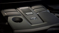 Toyota modernizovala jednu ze svých největších ikon. Má nový nejsilnější motor, zůstává jí ale i ryzí, nově levnější diesel