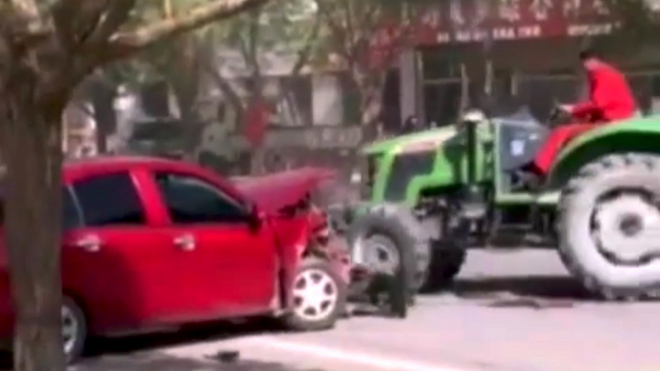 Farmáře naštvala špatně zaparkovaná auta, začal je ničit traktorem (video)