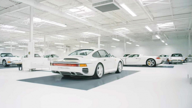 Někdo dal dohromady tajnou sbírku 65 bílých Porsche. Z té záplavy přechází zrak