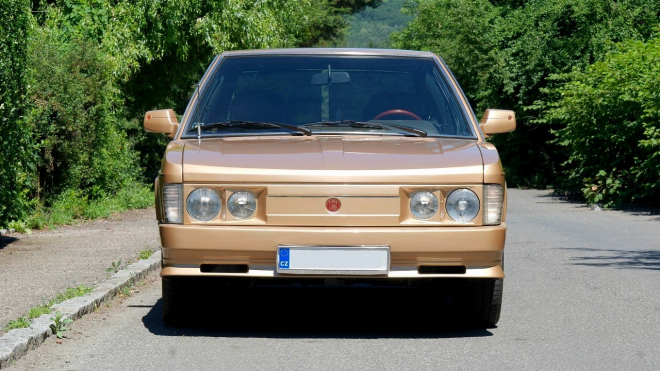 K mání je zlatá ozdoba někdejších vládních konvojů, krásná Tatra 613 Long Gold
