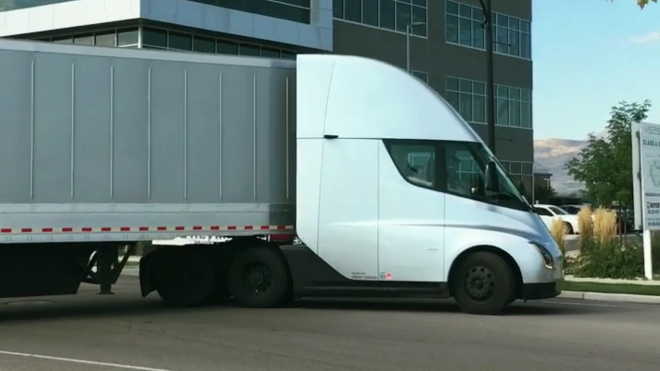 Tahač Tesly natočen při akceleraci s návěsem. Vypadá to i zní hodně zvláštně