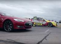 Tesla Model S P85D vs. osmiválcové sporťáky z Austrálie: kdo je rychlejší? (video)