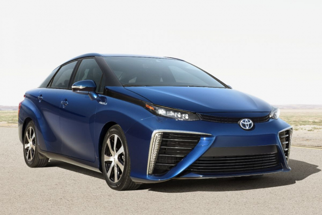 Toyota Fuel Cell Sedan: sériový elektromobil na palivové články je na světě